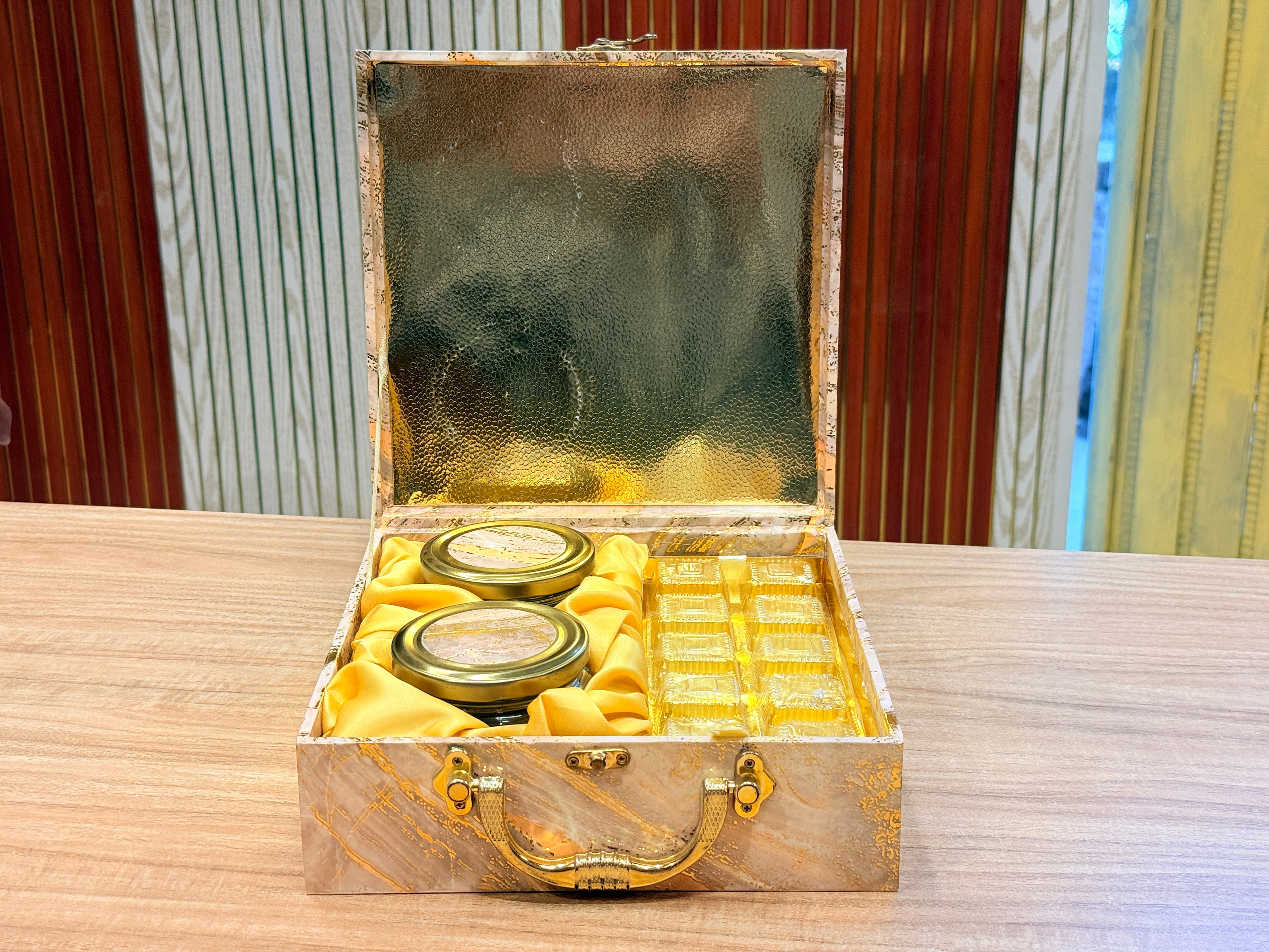 2 Jar & 10 Cavity Green Marble Foil Hamper Box