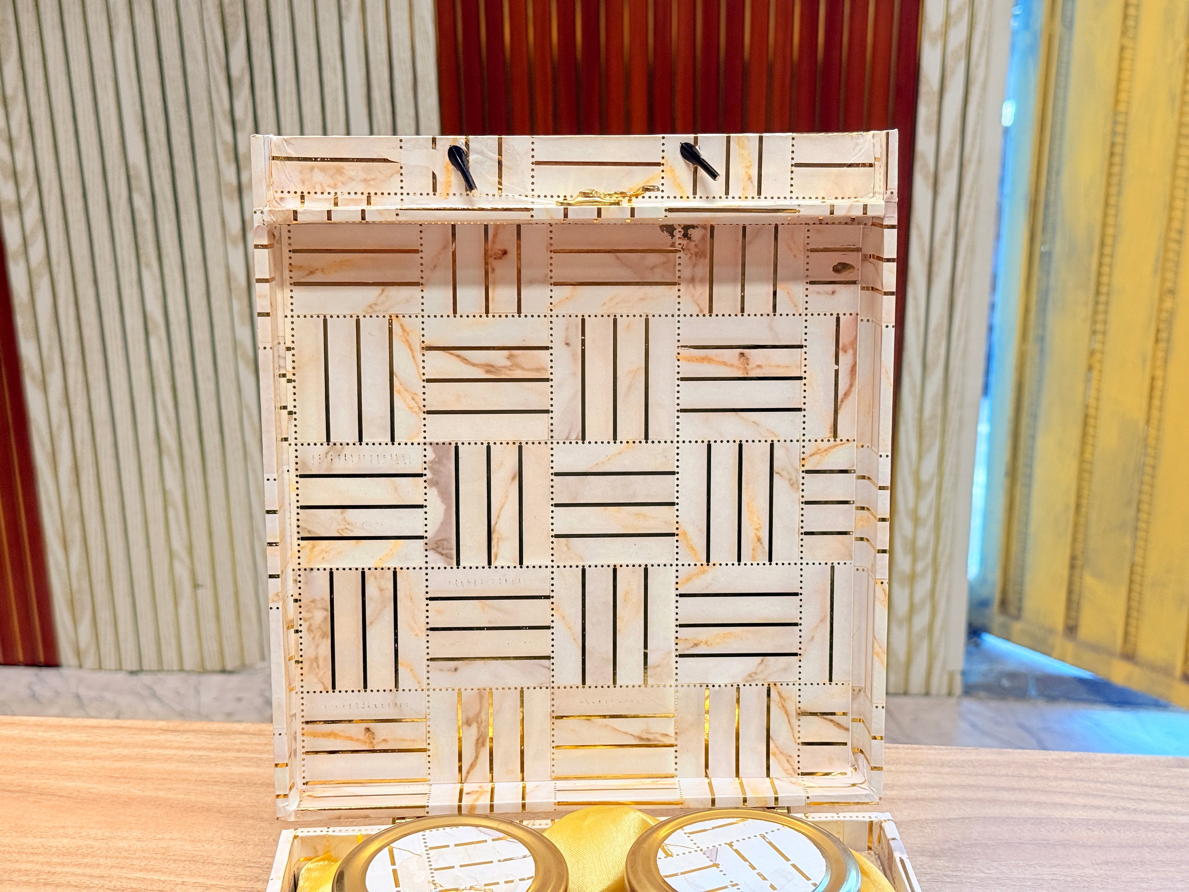 4 Jar White Line Foil Carry Bag Luxury Hamper Box