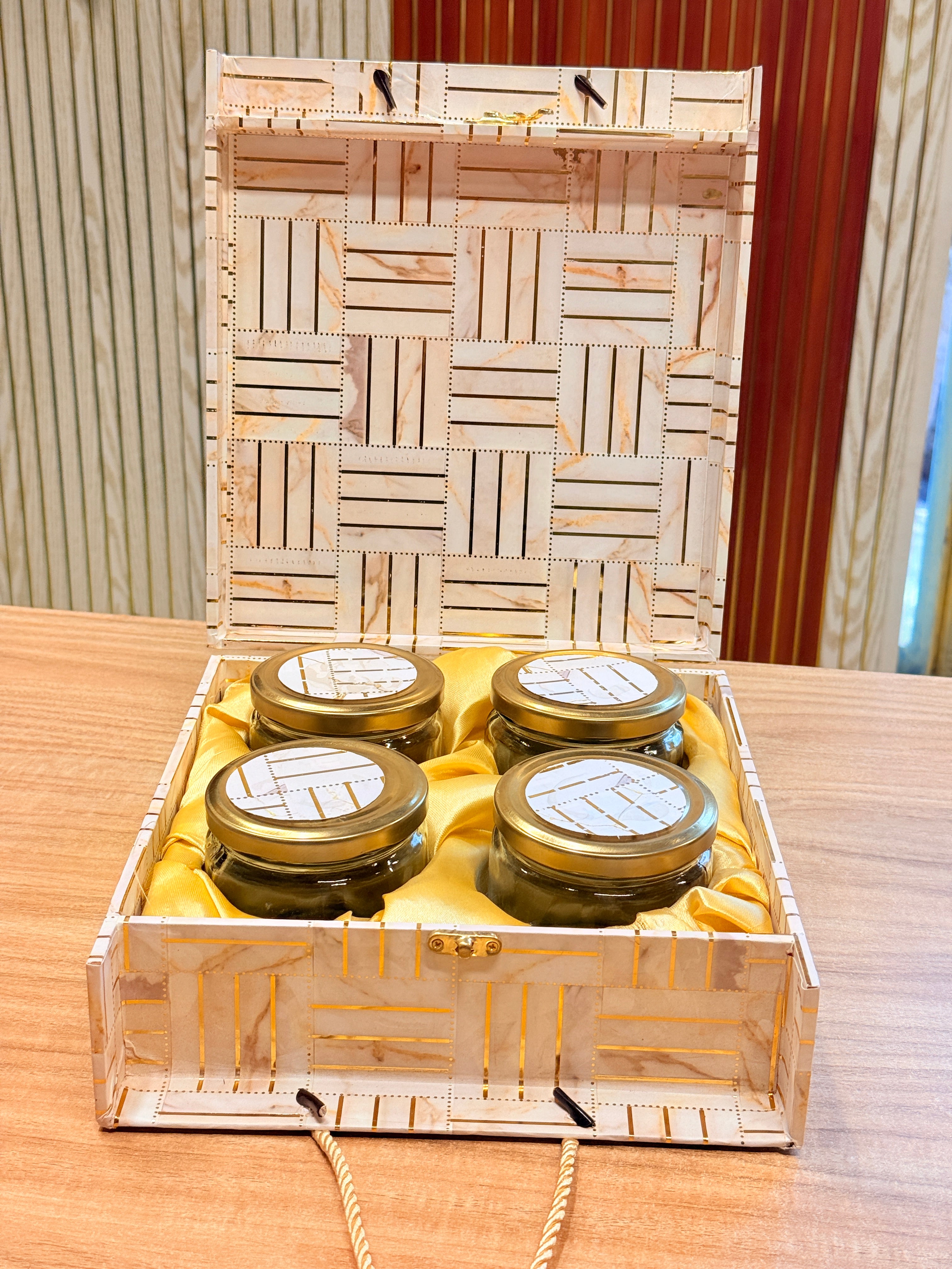 4 Jar White Line Foil Carry Bag Luxury Hamper Box
