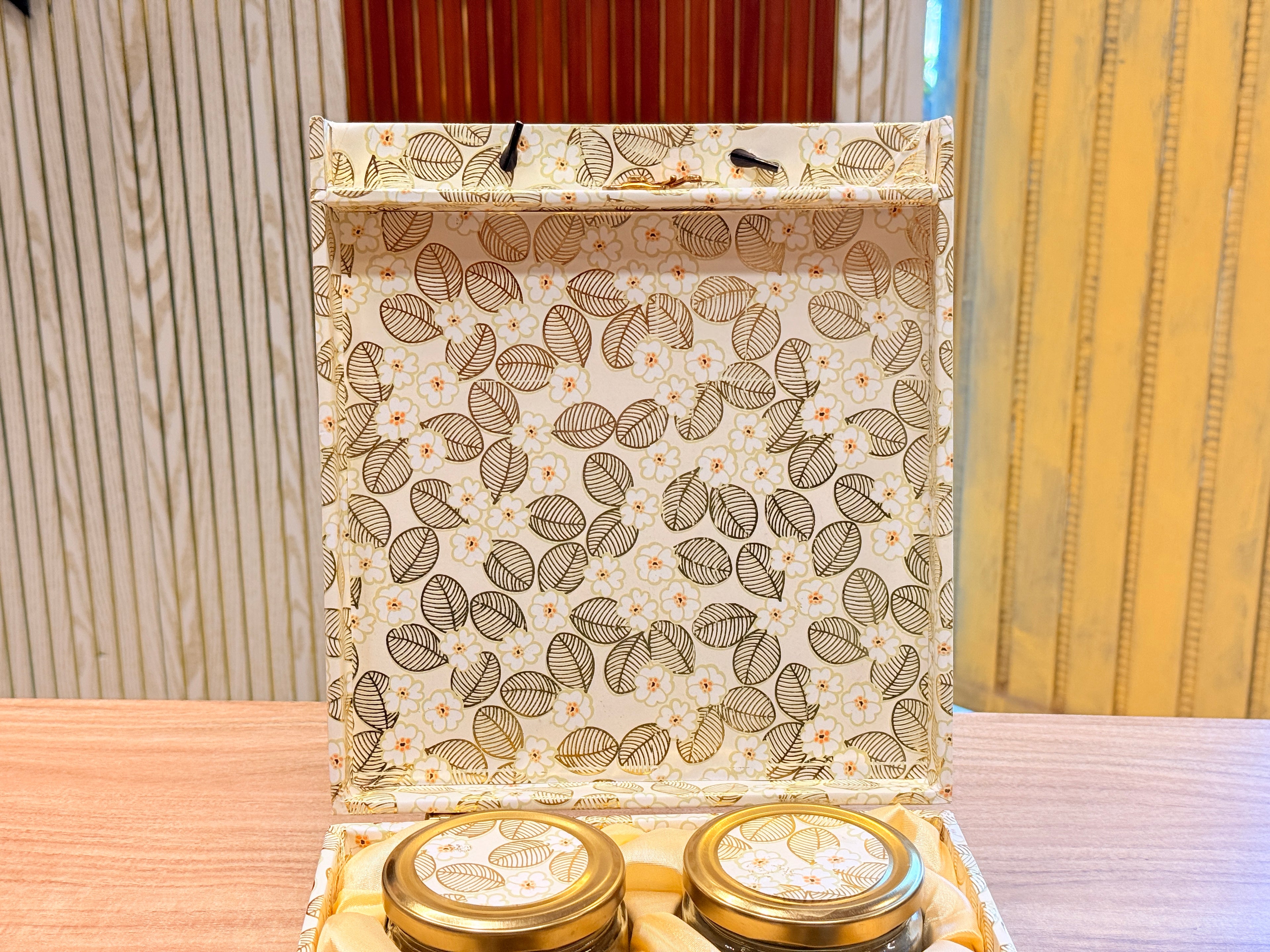 4 Jar New Leaf Foil Carry Bag Style Luxury Floral Box